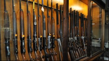 Un proyecto del Concejo busca prohibir la venta de armas de fuego a menores de 21 años en Rosario.