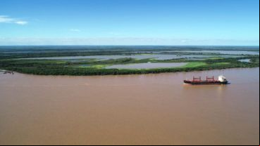 La hidrovía es la principal ruta de salida de la soja argentina