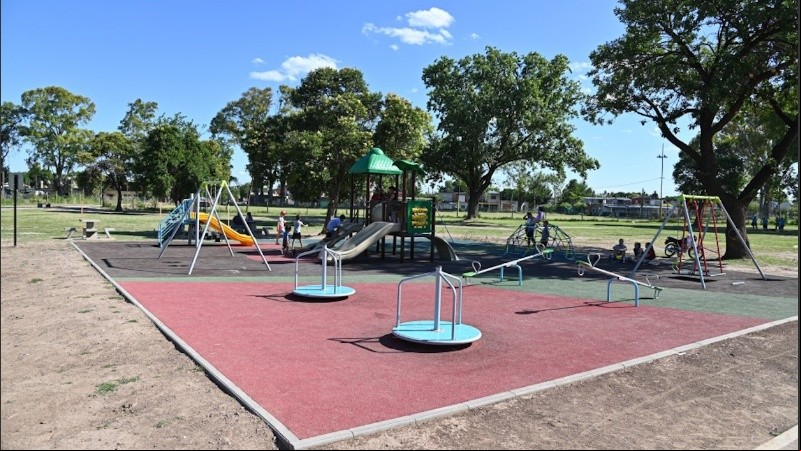 El predio deportivo municipal Parque Oeste fue reinaugurado este martes por el intendente Pablo Javkin junto a vecinos y vecinas.