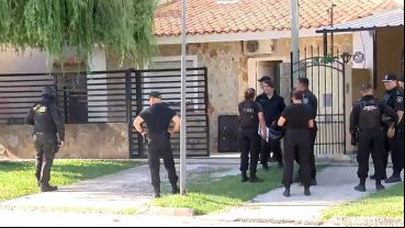 La cuadra se llenó de patrulleros y policías.