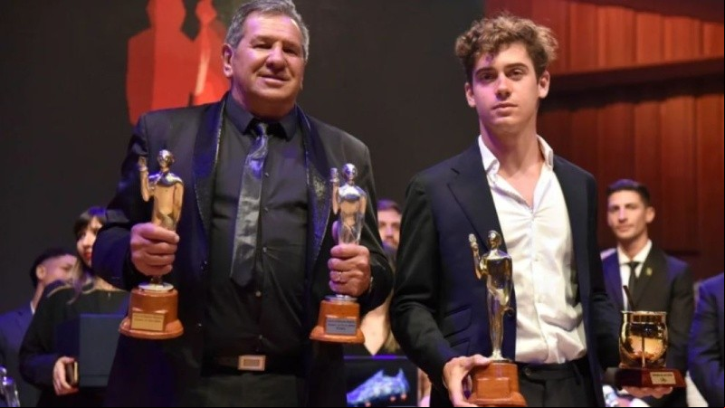 El Papá del Dibu y Colapinto en el cierre de la gran noche de los Olimpia.