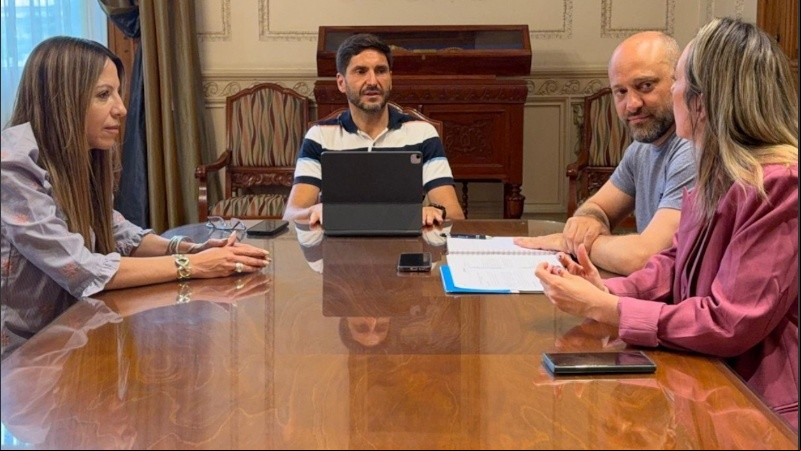 Pullaro junto al ministro de Producción Gustavo Puccini, Anahí Rodríguez y Renata Gigliotti.