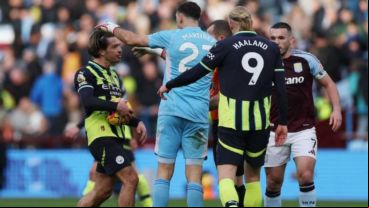 Tenso cruce entre Dibu Martínez y Jack Grealish durante un partido entre Aston Villa y Manchester City.
