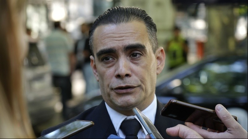 El comisario Diego Álvarez habló con los medios antes de la audiencia en los Tribunales federales.