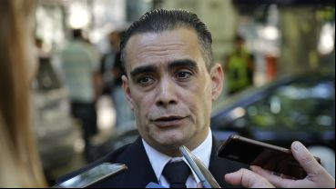 El comisario Diego Álvarez habló con los medios antes de la audiencia en los Tribunales federales.
