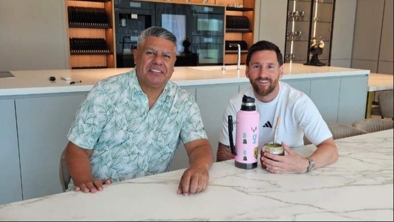 El principal dirigente del fútbol argentino y el mejor judador del mundo pasaron un rato juntos.