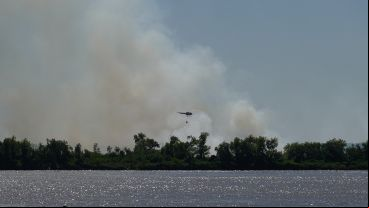 Un helicóptero trabajando en la zona de incendios.