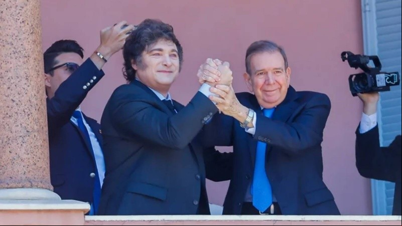 Javier Milei posa con el líder opositor venezolano Edmundo González Urrutia en la Casa Rosada