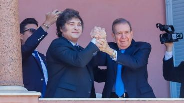 Javier Milei posa con el líder opositor venezolano Edmundo González Urrutia en la Casa Rosada