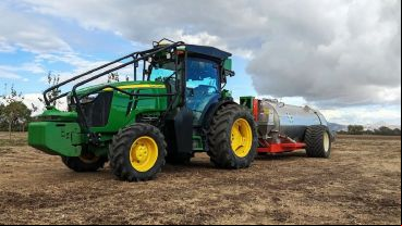 John Deere presentó tractores autónomos para resolver la "escasez de mano de obra" en el campo.