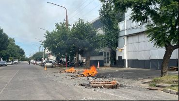Trabajadores hicieron pequeñas fogatas para reclamar por 50 despidos en un frigorífico de la región.