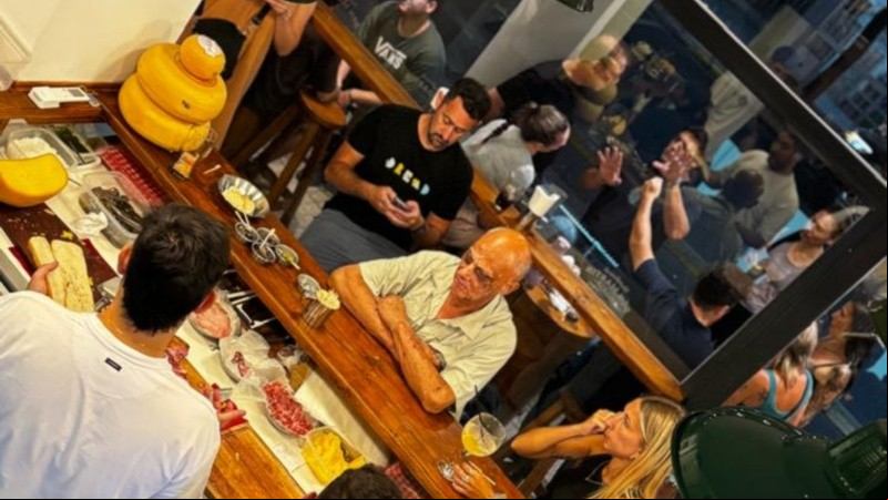 Un lugar que invita a reunirse mientras se disfrutan distintas opciones para comer y beber.