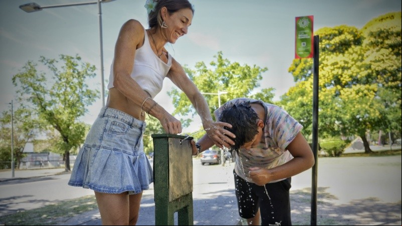Un poco de agua en el horno que fue Rosario este jueves.