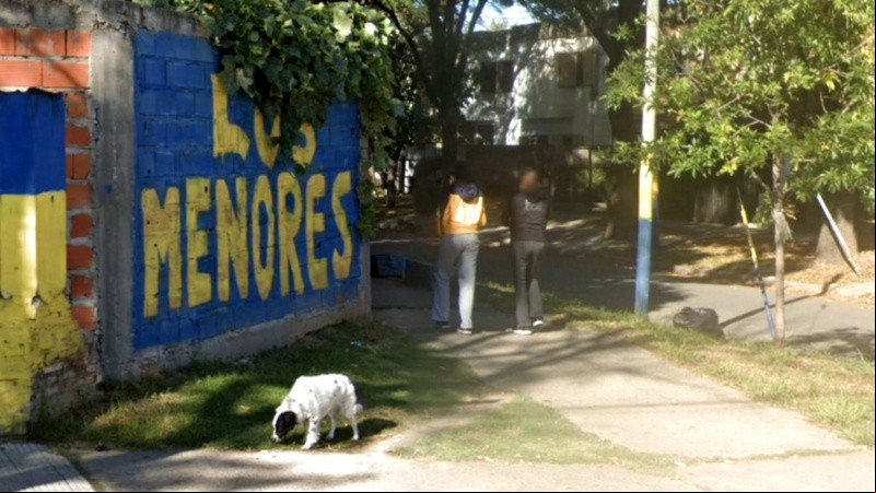Un grafiti de Los Menores en Martínez de Estrada y Sánchez de Loria, hoy tapado.