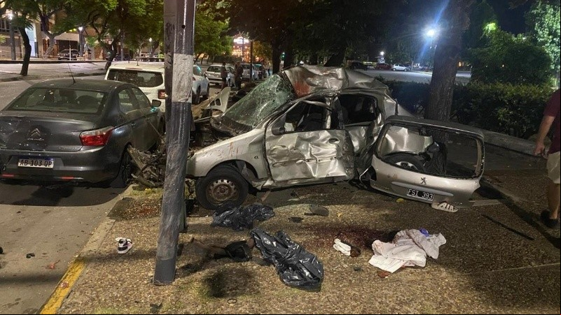 El Peugeot 206 quedó totalmente destruido.