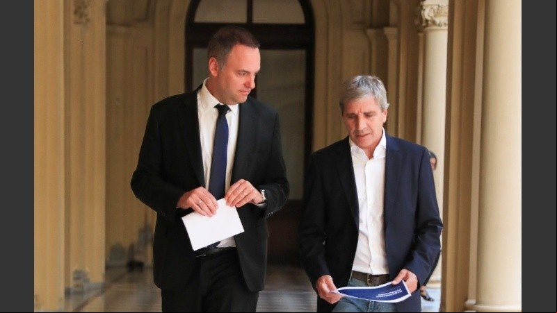 Adorni, el vocero presidencial, junto al ministro de Economía, Luis Caputo