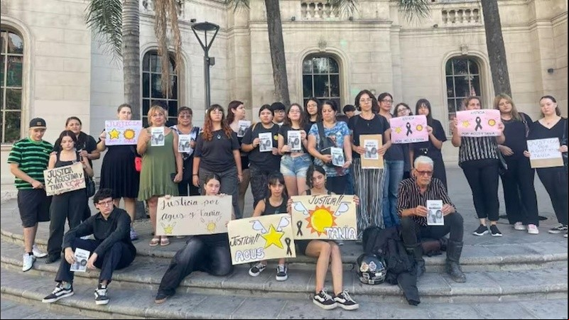 Un nutrido grupo de personas se movilizaron en Córdoba para pedir justicia por Tania Gandolfi y Agustina García. 