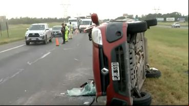 Así quedó el auto tras volcar y chocar contra otro vehículo.