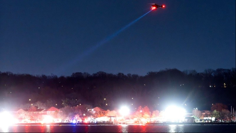 Era intensa la búsqueda de sobrevivientes en el río Potomac.