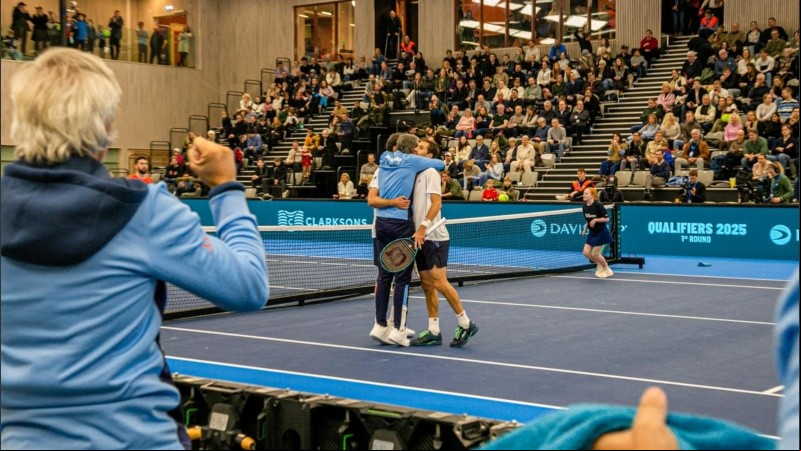Abrazo argentino tras la victoria en el punto de dobles.