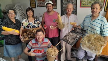Los  de "La Soñada", del Centro Agroecológico y Antonio Lattuca en el Banco de Semillas.