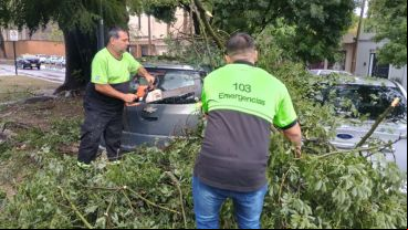 Los equipos de emergencia trabajan en las calles de la ciudad.