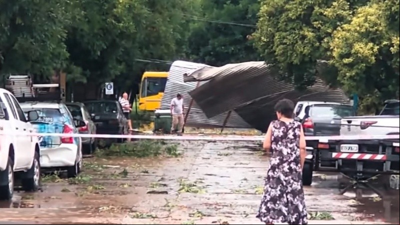 Al menos 16 inmuebles quedaron sin techo este miércoles en Roldán.