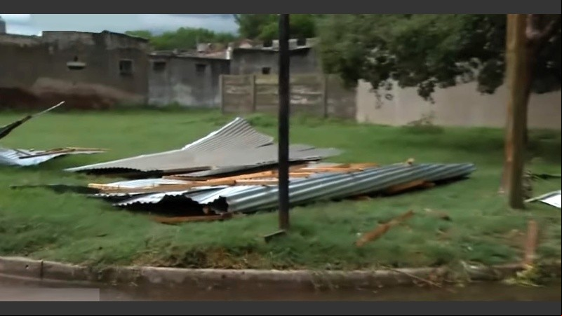 Al menos 16 inmuebles quedaron sin techo este miércoles en Roldán.