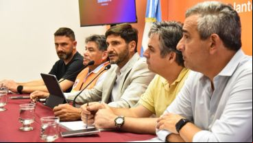Los funcionarios reunidos en el comité de emergencias.