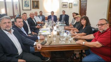 El primer encuentro de la jornada fue entre representantes del Gobierno y los gremios ATE y UPCN, en Santa Fe.