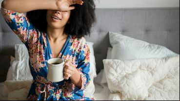 En quienes sí realiza un efecto activador, el café puede estimular el despertar ingiriéndose al levantarse.