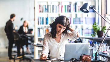 Estresarse por lo que no sucedió o la tendencia a procrastinar, son dos de las conductas típicas de autosabotaje laboral.