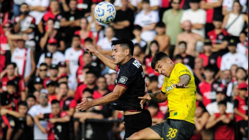 Saúl Salcedo gana de cabeza durante el primer tiempo en el Coloso.