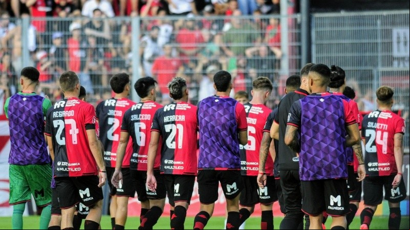 La desazón final del equipo leproso tras la derrota ante Defensa.