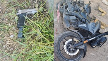 La pistola y la moto usada para el triple homicidio del domingo pasado.