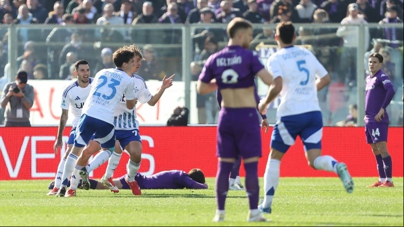 El argentino Beltrán (Fiorentina) se lamenta ante el festejo de su compatriota Paz.