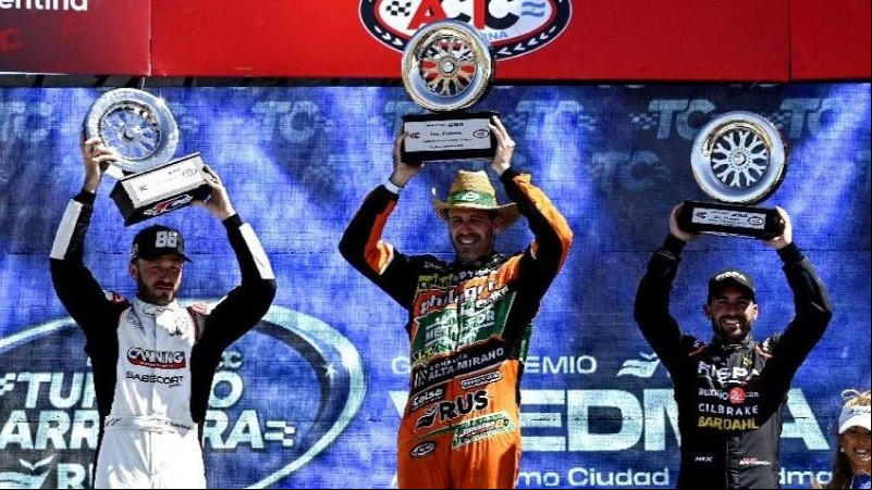 Castellano junto a Santero y Urcera en el podio.