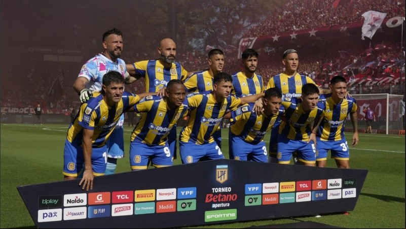 Los once titulares de Central que salieron a jugar en el parque Independencia.