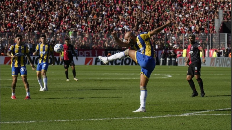 Sacó todo: el zaguero estuvo impasable en la defensa canalla.