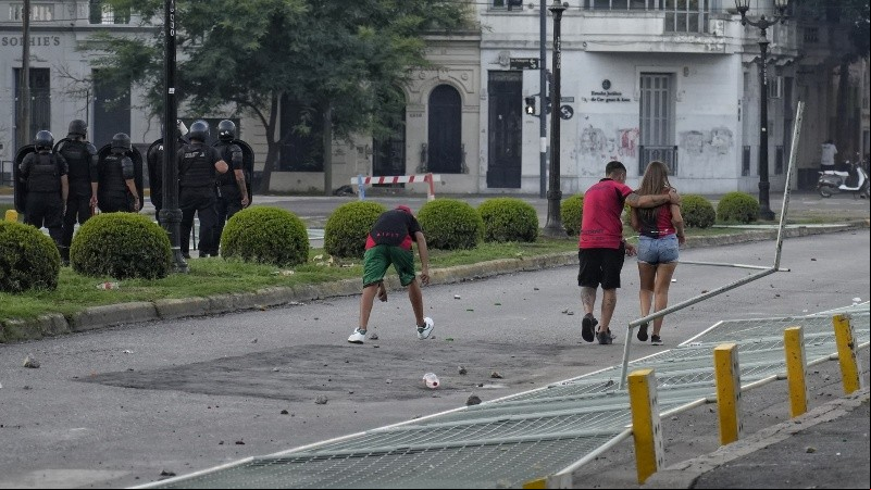 Gases y balas de goma a la salida de un grupo de simpatizantes rojinegros.