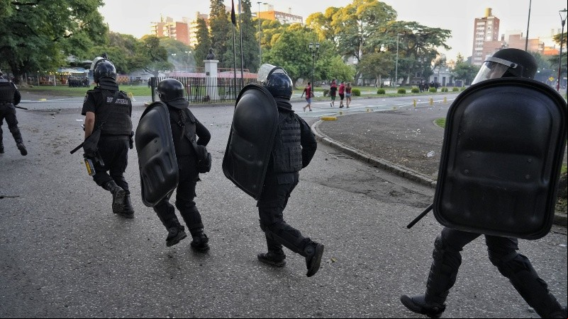 Gases y balas de goma a la salida de un grupo de simpatizantes rojinegros.