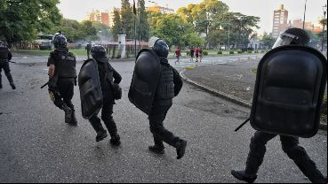 Gases y balas de goma a la salida de un grupo de simpatizantes rojinegros.