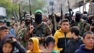 Hamas anunció que detendrá el intercambio de rehenes y denunció a Israel por "violar" el acuerdo de alto el fuego.