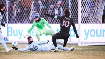 Golazo de derecha de Leo bajo una sensación térmica de -25º.