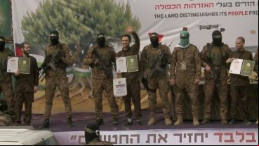 Un rehén de Hamas fue obligado a besar a dos de sus captores antes de ser liberado.