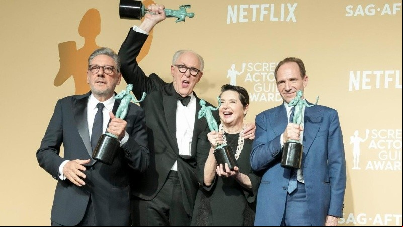 Los actores Sergio Castellitto, John Lithgow, Isabella Rossellini, y Ralph Fiennes celebran el premio al mejor elenco para la pleícula Cónclave, en la gala de los SAG.