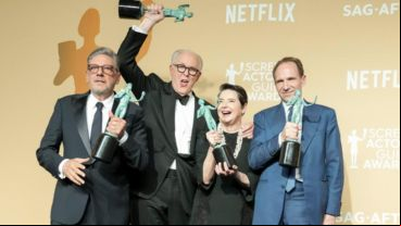 Los actores Sergio Castellitto, John Lithgow, Isabella Rossellini, y Ralph Fiennes celebran el premio al mejor elenco para la pleícula Cónclave, en la gala de los SAG.