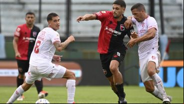 García pelea entre dos futbolistas de Barracas: al delantero le anularon un gol por offside.