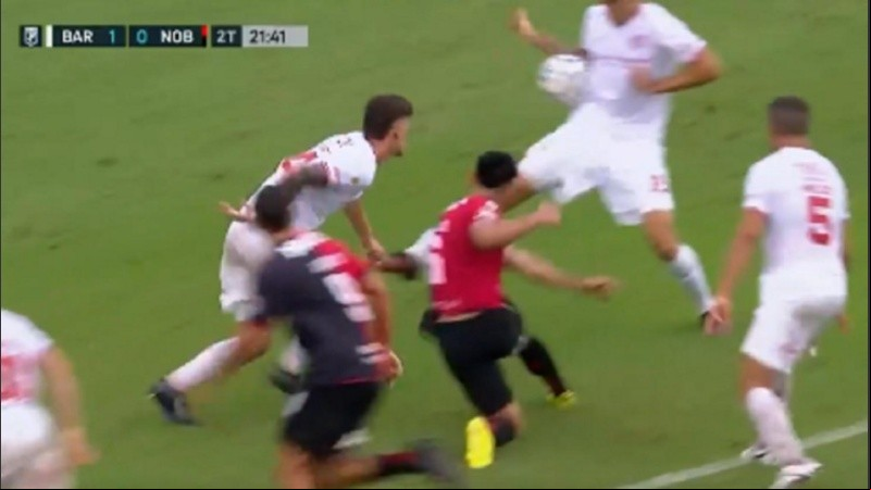 El momento de la polémica: la pelota pega en la mano de Rak.