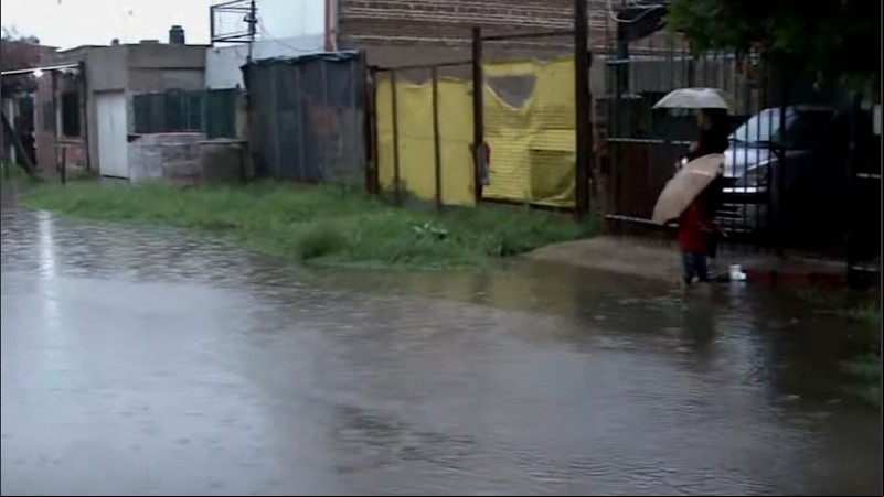 El agua se estancó en una cuadra de Empalme Graneros.